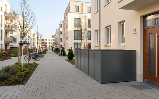 Fahrradboxen vor MFH Siedlung