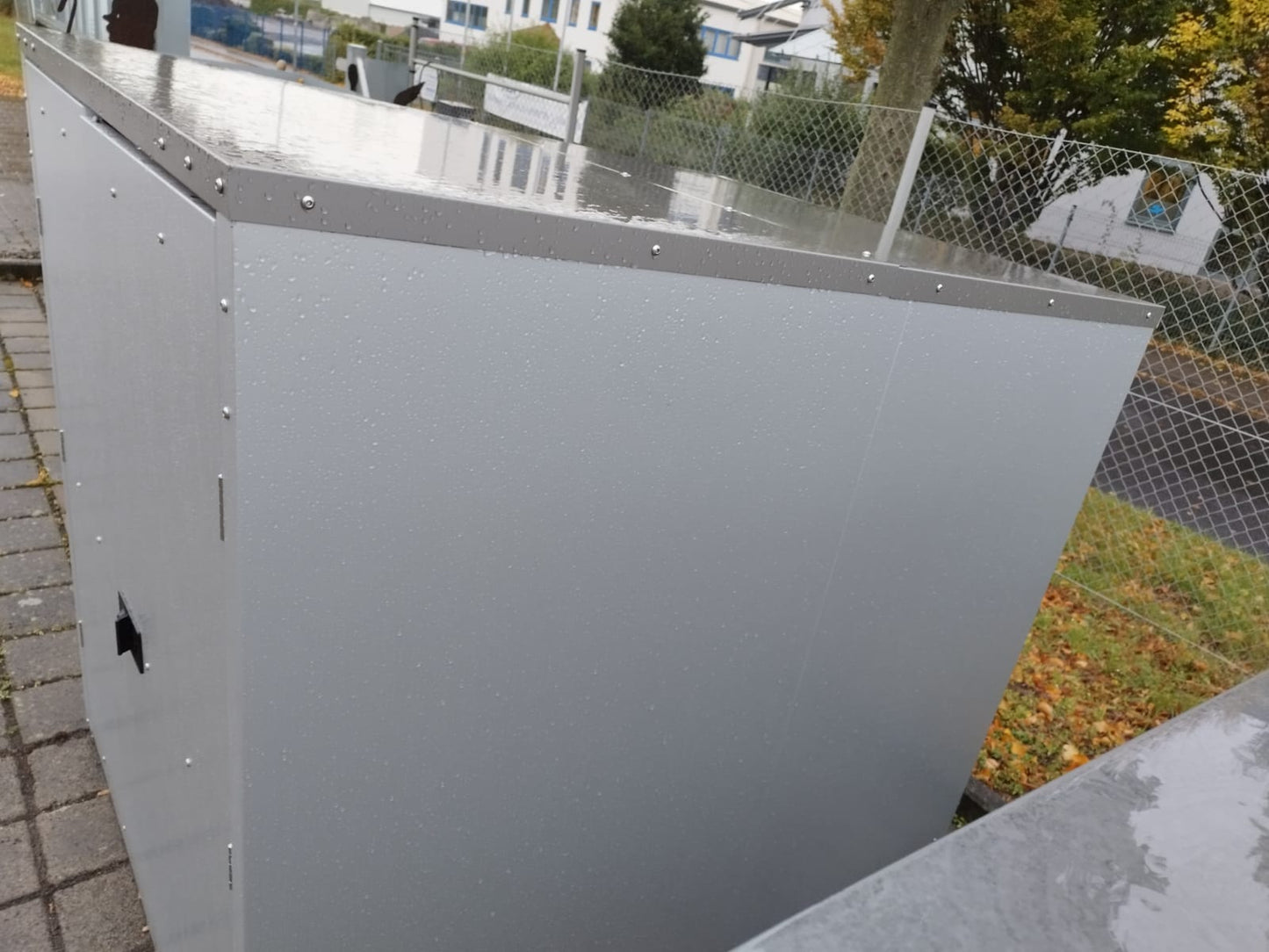 Elektromobilgarage draußen