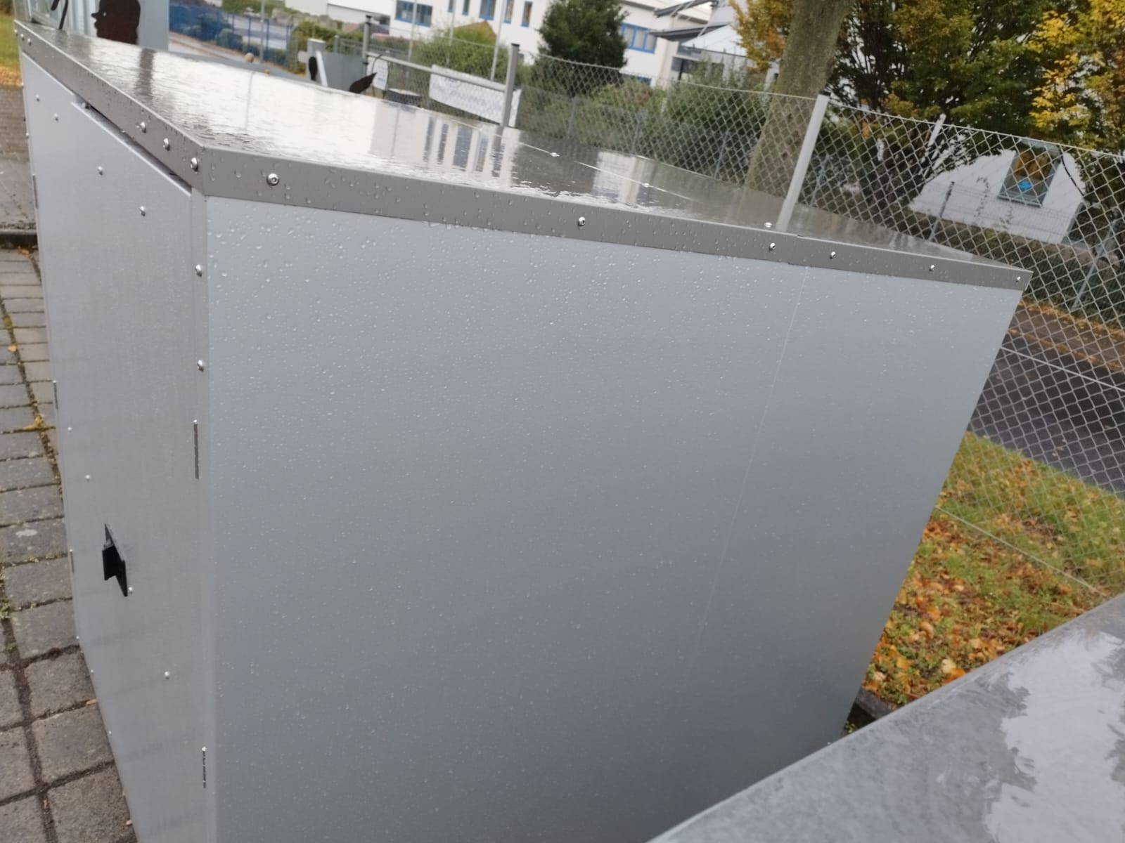 Elektromobilgarage draußen