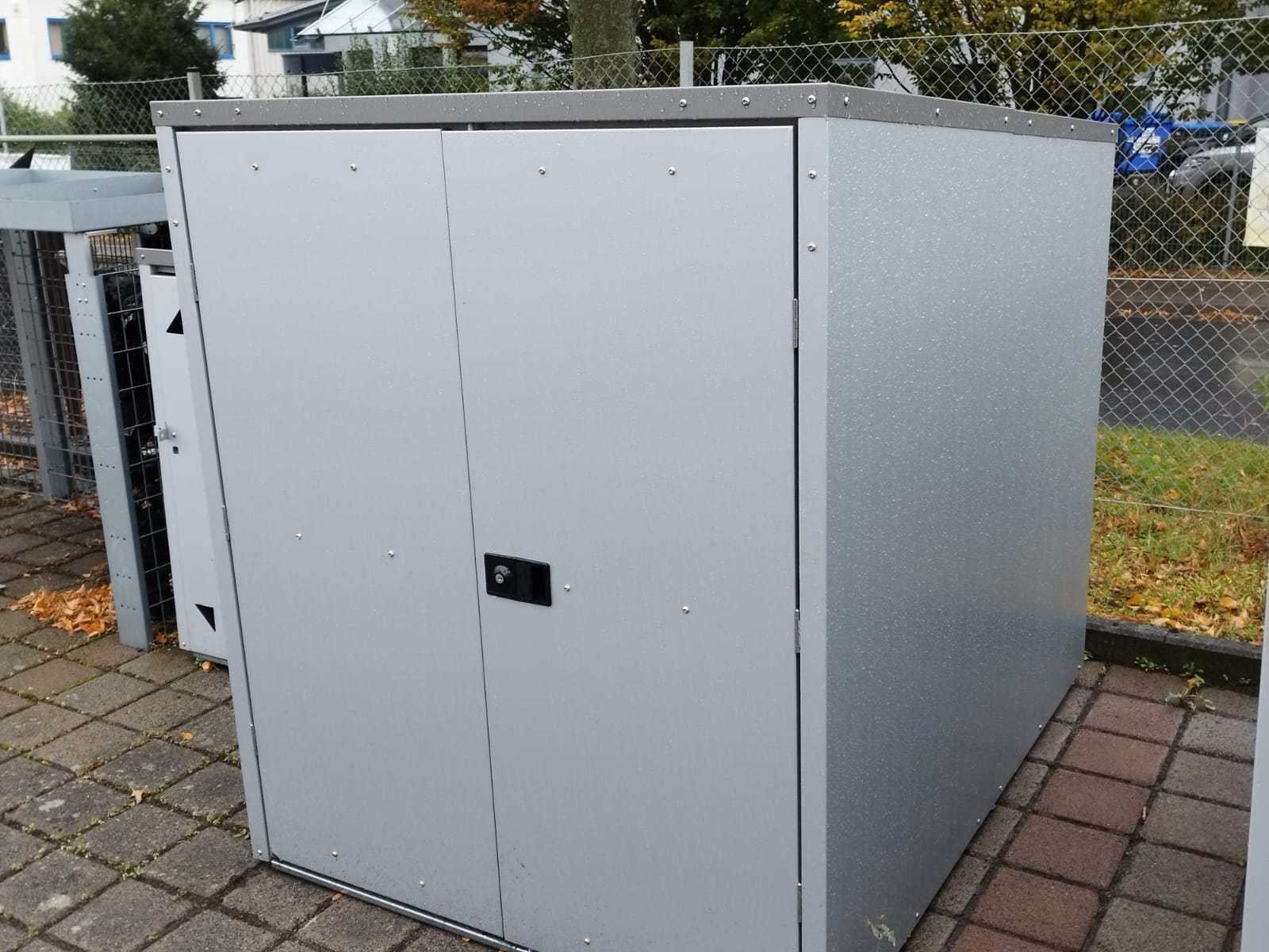 scooter garage draußen